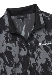 Giacca zip-up nera e grigia con motivo camouflage, dotata di colletto testurizzato e logo del marchio vicino alla zip.