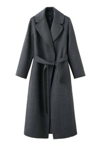 Cappotto di lana grigio scuro con cintura, ampio rever e maniche lunghe. Colore uniforme con vestibilità morbida e design frontale aperto.