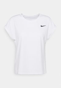 Camiseta blanca de Nike con mangas cortas enrolladas, cuello redondo, tejido texturizado y un pequeño logo negro en la parte izquierda del pecho.