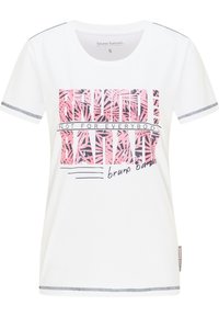 Weißes T-Shirt mit kurzen Ärmeln, das einen rosa und schwarzen Grafikdruck mit dem Text "nicht für jedermann" und "bruno banani" sowie kontrastierenden Nähten zeigt.