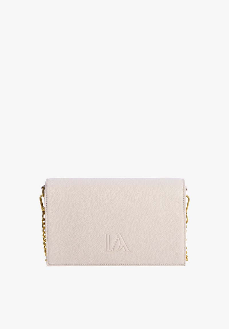 Pequeño bolso bandolera rectangular de cuero crema con correa de cadena dorada y logo estampado "IDA" en la solapa frontal.