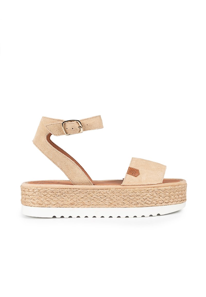 Sandalias de plataforma beige con parte superior de ante, correa de tobillo con hebilla y suela media tipo yute trenzado. Suela exterior de goma blanca con agarre texturizado.