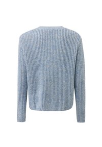 Jasnoniebieski sweter dzianinowy z fakturowanym wzorem, z długimi rękawami i okrągłym dekoltem. Widok z tyłu ukazuje równą dzianinę i luźny krój.