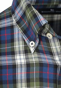 Close-up van een knoopsgatkraag op een geruite overhemd met blauwe, groene, witte, zwarte en rode strepen en witte knopen.