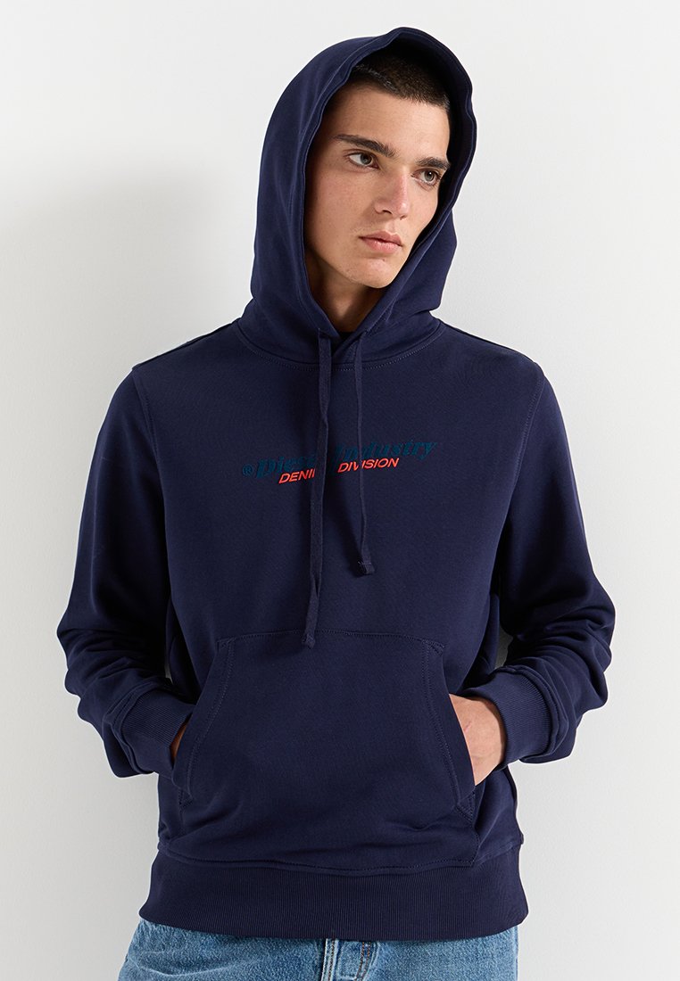 Sweat à capuche bleu marine en mélange de coton, avec une poche avant, des cordons ajustables et un texte imprimé contrastant. Texture douce.