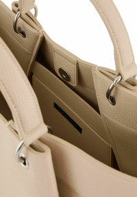 Borsa tote in pelle beige con superficie testurizzata, dotata di accessori in argento, chiusura a scatto e una tasca interna con etichetta nera.
