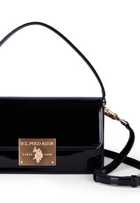 Sort patentlæder skuldertaske med en guld U.S. Polo Assn. logo plade. Har en aftagelig rem og et slankt rektangulært design.