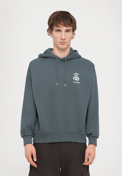 Dunkelgrauer Hoodie aus weichem Stoff, mit einer vorderen Kängurutasche, verstellbarem Kordelzug an der Kapuze und kleinem gesticktem Logo auf der Brust.