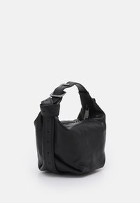 Sort læderhandtaske med en blød, struktureret finish. Har en kort rem med justerbare huller og en lynlåsåbning i toppen.