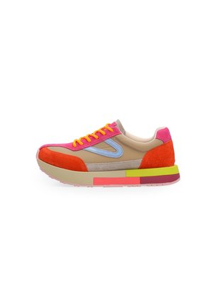 Beżowy sneaker z jasnopomarańczowym zamszowym noskiem i piętą, różowymi akcentami, niebieskim bocznym logo, żółtymi sznurowadłami oraz wielokolorową, grubą podeszwą.