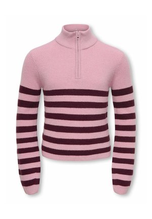 Pull en tricot rose avec des rayures horizontales violet foncé, un col montant et une courte fermeture éclair à l'avant.