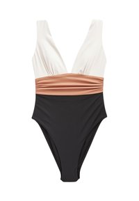 Costume intero con scollo a V profondo, top bianco, fascia arricciata color tan e parte inferiore nera.