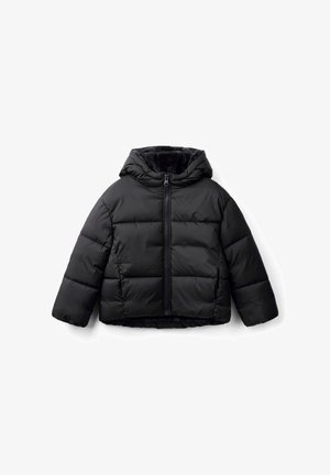 Schwarze gepolsterte Jacke mit Kapuze, ausgestattet mit einem Frontreißverschluss, gestepptem Design und weichem Futter aus Fell. Das Material ist glatt und glänzend.