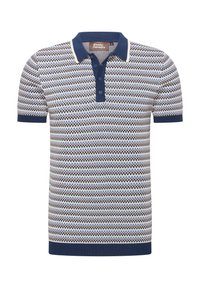Polo de punto con rayas horizontales en azul, crema y marrón, que presenta una tapeta de tres botones y un cuello y puños acanalados.