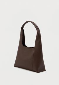 Hnedá koženka cez rameno s hladkým povrchom, minimalistickým dizajnom a zakrivenou rukoväťou. Má otvorený vrch a plochý základ pre stabilitu.