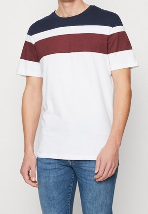 Weißes T-Shirt mit horizontalen Streifen in Marineblau und Burgunderrot. Rundhalsausschnitt, kurze Ärmel, Baumwollmaterial, lockere Passform.