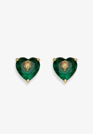 Paire de boucles d'oreilles en forme de cœur en pierre précieuse verte avec des griffes en or et un petit ornement doré détaillé au centre de chacune.