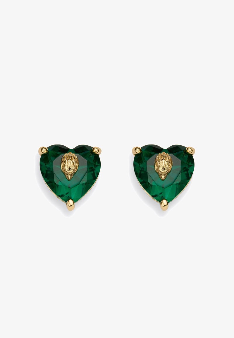 Paire de boucles d'oreilles en forme de cœur en pierre précieuse verte avec des griffes en or et un petit ornement doré détaillé au centre de chacune.