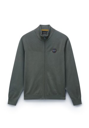 Veste zippée vert olive avec un panneau supérieur texturé, col montant, poignets côtelés et un logo circulaire sur la poitrine gauche. Tissu lisse.