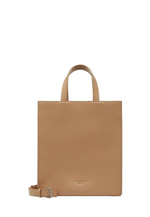 Prostokątna skórzana torebka w kolorze brązowym z krótkimi uchwytami i odpinanym paskiem na ramię, z wytłoczonym logo w pobliżu dolnego środka.