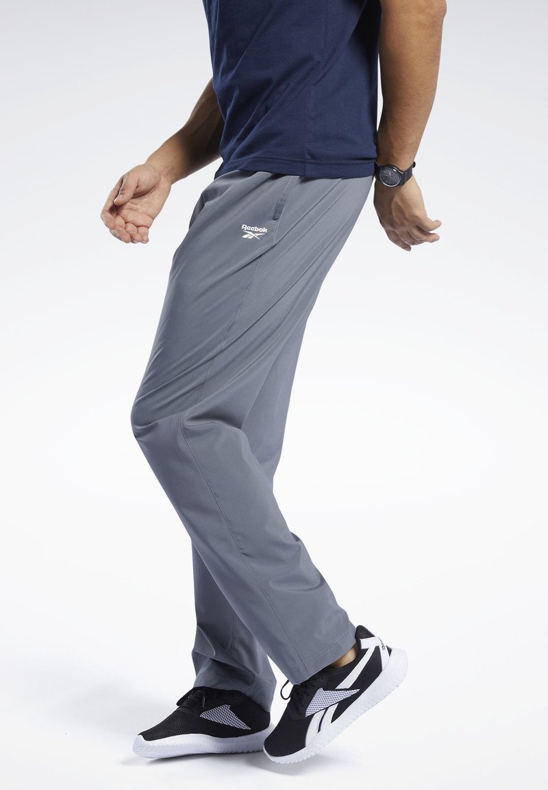 Reebok TRAINING ESSENTIALS WOVEN UNLINED PANTS - Tracksuit bottoms