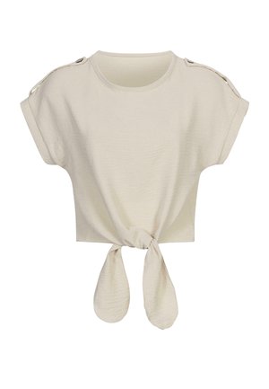 Korte, lichtbeige t-shirt van zacht materiaal. Heeft omgerolde korte mouwen en een geknoopt detail aan de voorkant.