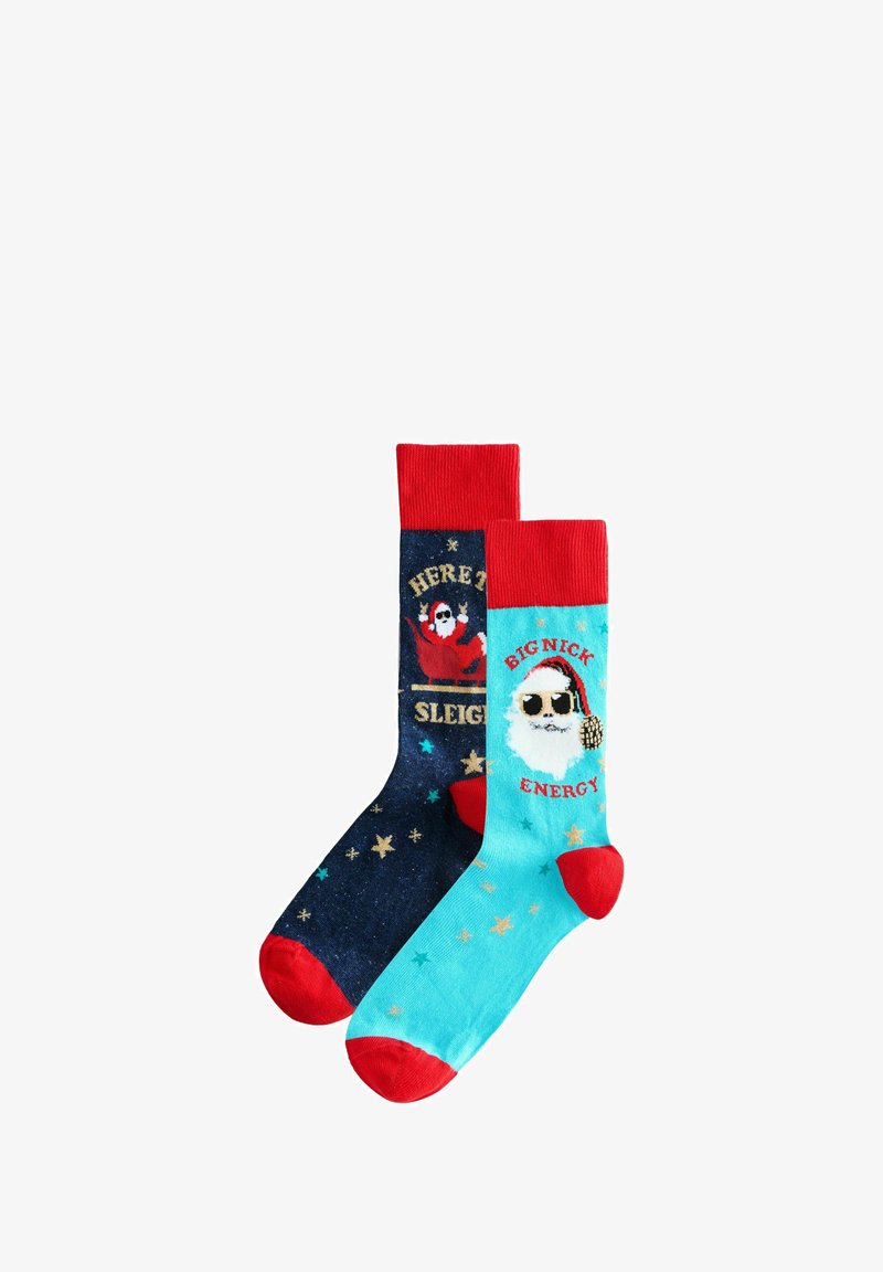 Un paio di calze festive. Una navy con polsini rossi e lettering dorato; l'altra azzurra con accenti rossi e una grafica di Babbo Natale. Tessuto morbido e decorato.