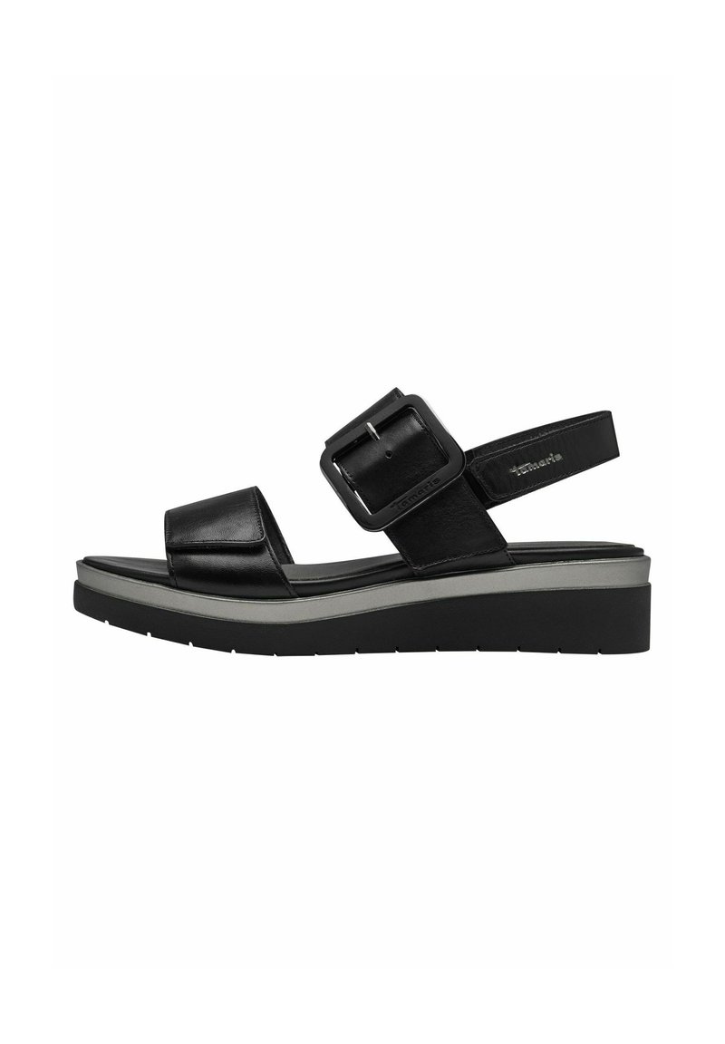 Sandali platform neri in pelle con una larga fascia e fibbia regolabile. Presentano una soletta sagomata e una suola in gomma testurizzata.