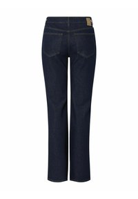 Kleita tumši zila džinsu auduma bikses ar taisnu griezumu, kurām ir divas aizmugurējās kabatas, redzamas šuvju līnijas un ādas birka vidukļa daļā.