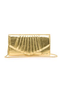 Bolso de mano dorado con un diseño plisado, textura metálica y correa de cadena. Presenta un acabado suave y líneas limpias.