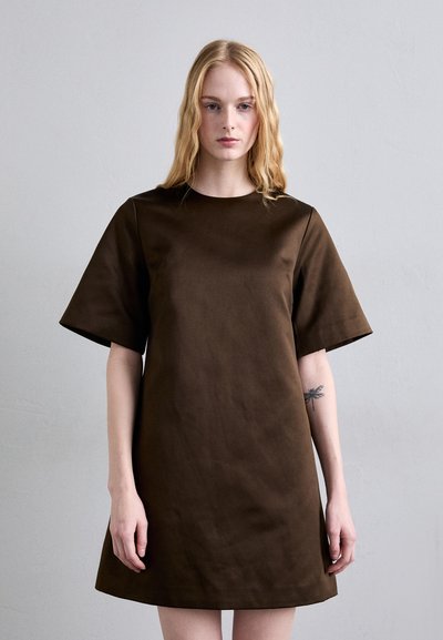Abito in cotone marrone con maniche corte, scollo tondo e vestibilità comoda, caratterizzato da una texture liscia e un design semplice.