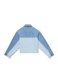 Chaqueta de mezclilla recortada con un diseño bicolor en tonos azul claro y medio. Cuello clásico y mangas largas con puños abotonados.