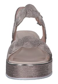 Metallische Sandalen in Roségold mit verdrehtem Riemendesign, gepolstertem Fußbett und Plateausohle. Glatte Textur mit einem eleganten Finish.