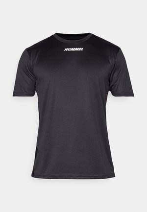 Camiseta deportiva negra de manga corta con cuello redondo y logo blanco "HUMMEL" centrado debajo del cuello en la parte delantera.