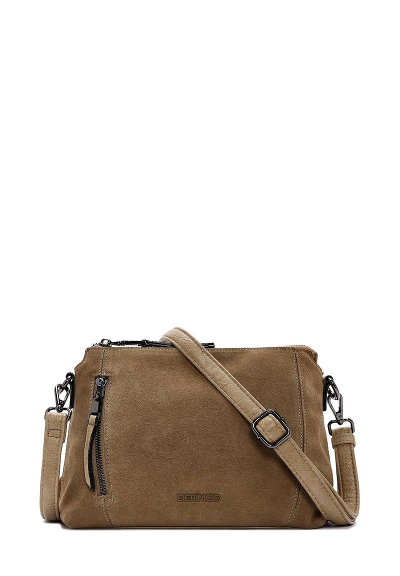 Borsa a tracolla in suede marrone con tracolla regolabile, chiusura con zip e accenti in metallo nero. Presenta una tasca frontale con zip e un logo in rilievo.