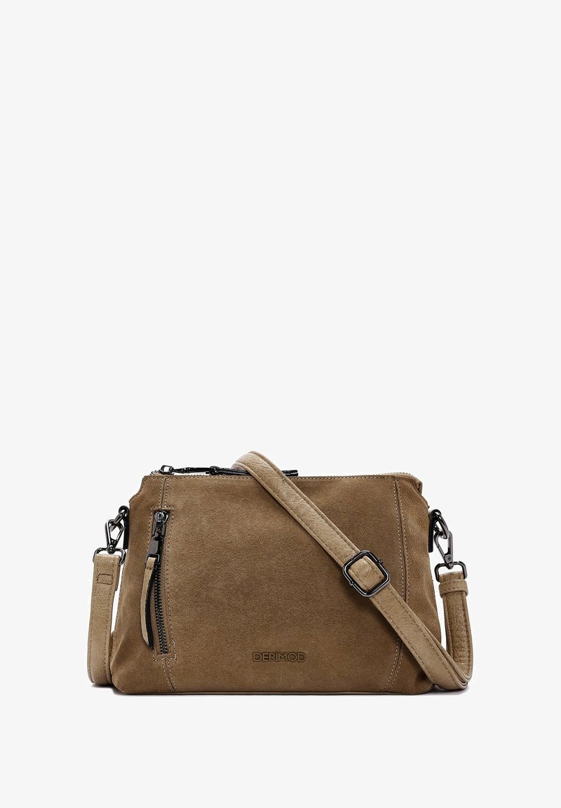 Braune Wildleder-Crossbody-Tasche mit verstellbarem Riemen, Reißverschlussverschluss und schwarzen Hardware-Akzenten. Verfügt über eine vordere Reißverschlusstasche und ein geprägtes Logo.