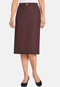 Bordeauxkleurige pencil skirt van gestructureerde stof, met een zilverkleurige accentgesp op de taille en een rechte snit.