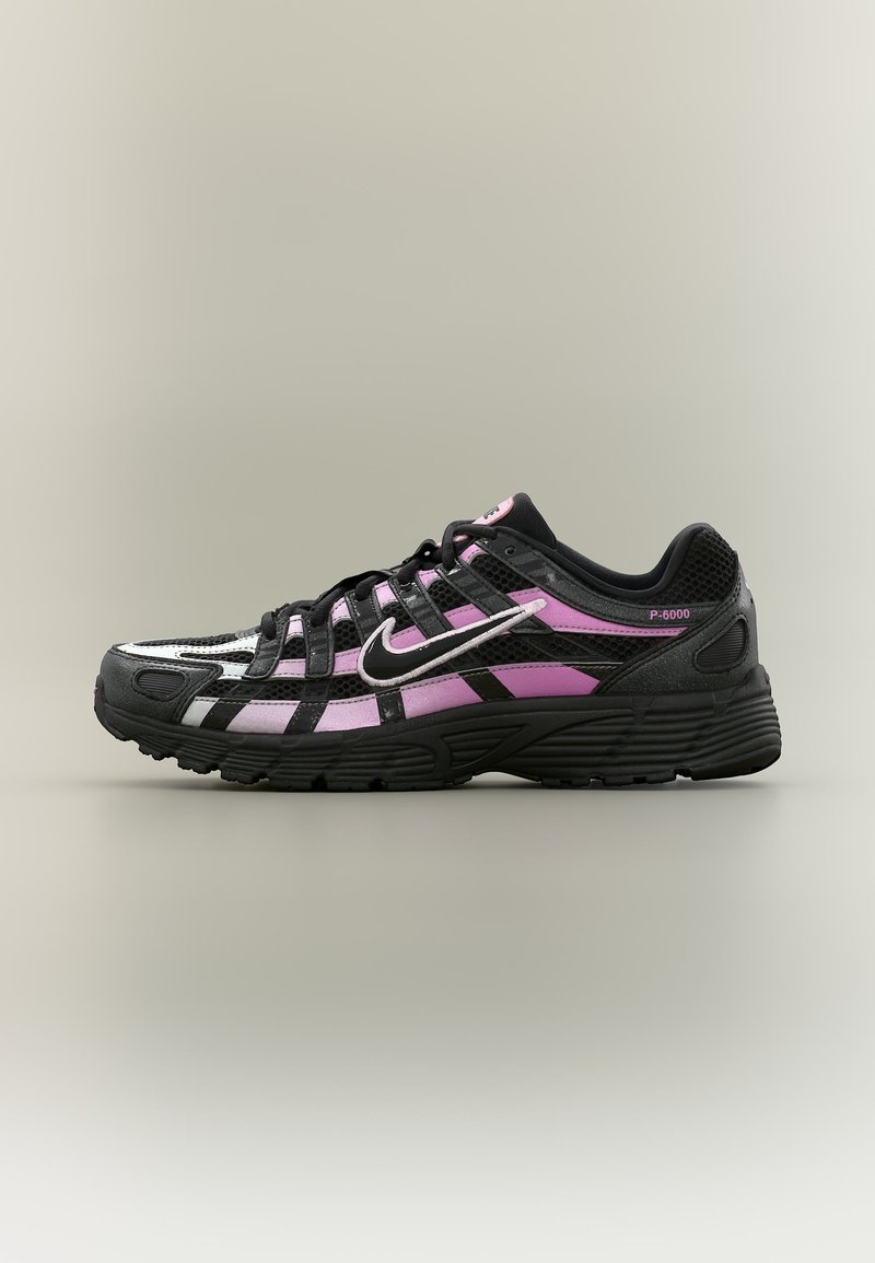 Μαύρο και ροζ αθλητικό παπούτσι Nike P-6000 με λευκό λογότυπο Swoosh, επάνω μέρος από πλέγμα και παχιά σόλα, εμφανιζόμενο σε πλευρική όψη σε ουδέτερο φόντο.