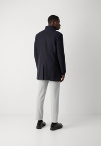 Isaac Dewhirst NEW COMFORT FUNNEL NECK COAT - Abrigo corto - navy