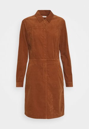 Robe en velours côtelé marron à manches longues, longueur genou, avec col, coutures frontales et fermeture avant dissimulée.