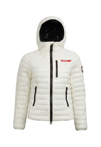Giacca imbottita bianca con cappuccio, foderata in nero, chiusura con zip frontale e due tasche laterali. Presenta un logo rosso e zip nere a contrasto.