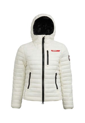 Bílá zateplená bunda s kapucí, černým podšívkovým materiálem, zipem vpředu a dvěma bočními kapsami. Má červené logo a kontrastní černé zipy.
