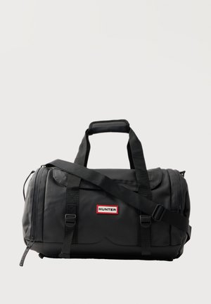 Μαύρο σακίδιο Black Hunter με δύο λαβές, ρυθμιζόμενο ιμάντα ώμου και πατσακι λογότυπου μπροστά, παρουσιάζεται σε απλό φωτεινό φόντο.