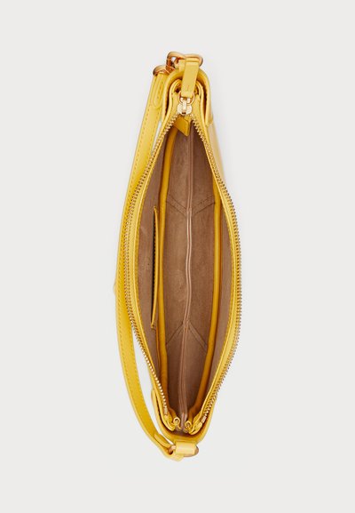 Billetera de pulsera de cuero amarillo con cierre dorado, abierta para mostrar el interior forrado de ante beige y múltiples ranuras para tarjetas en el interior.