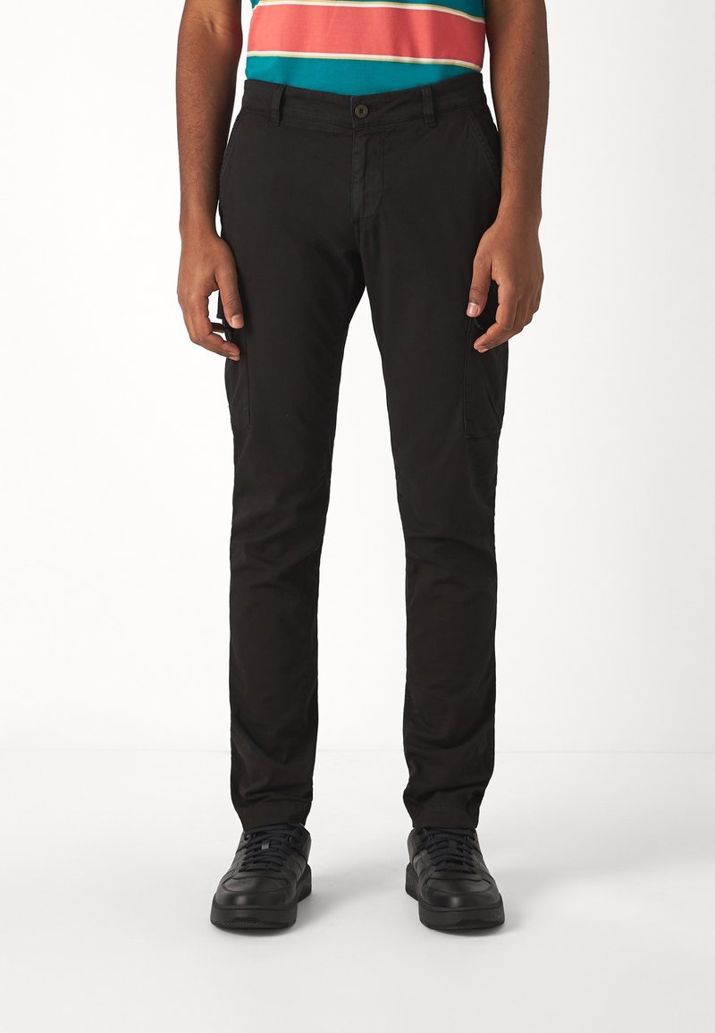 Černé nákladní kalhoty s bočními kapsami, vyrobené z látky s hladkou strukturou. Mají zapínání na knoflíky a poutka na opasek pro nastavitelný střih.