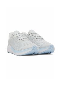 Chaussures de sport gris clair avec une tige en maille texturée, fermeture à lacets, et un doux accent bleu sur la semelle et le talon. Design à bout arrondi.