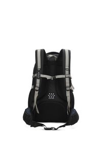 Zaino nero con schienale in rete ammortizzata, spallacci regolabili grigi, patch con logo e tasca laterale con zip. Progettato per comfort e funzionalità.