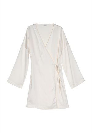 Vestito avvolgente color crema chiaro con profondo scollo a V e ampie maniche a ¾. Presenta una cintura a fiocco, una texture liscia e un orlo fino al ginocchio.
