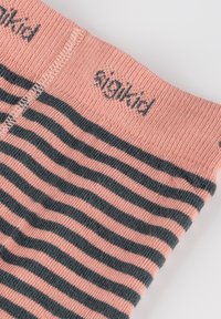 Calzini a righe di un rosa chiaro con strisce orizzontali grigio scuro. Texture morbida e lavorata a maglia con logo sul polsino.