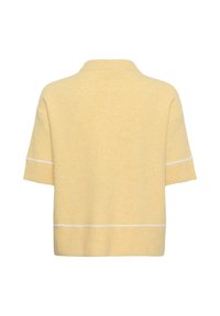 Pull jaune ample à manches courtes avec poignets et ourlet côtelés, comportant des détails subtils de bordure blanche sur les manches et le bas.